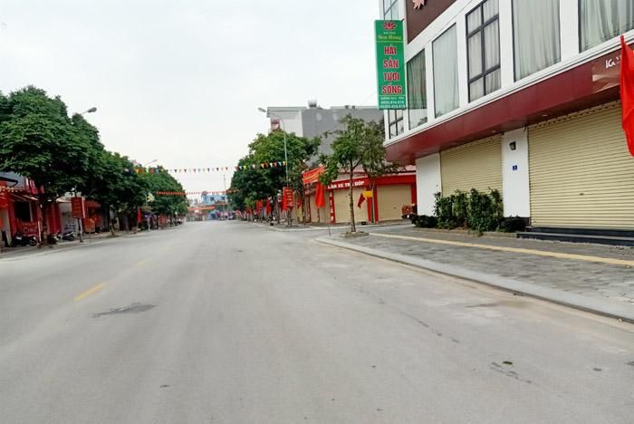 Đường 25-5 vốn là tuyến phố đông đúc sầm uất nhất thị trấn Thanh Hà thì trong sáng 16/2, nhiều hàng quán đều đóng cửa, thưa vắng người qua lại. Ảnh: Báo Hải Dương