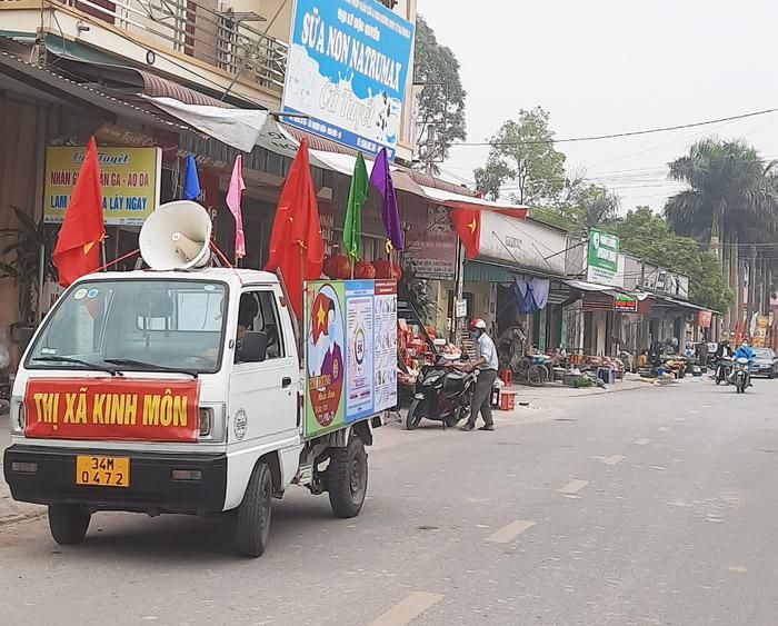 Trung tâm Văn hóa - Thể thao thị xã Kinh Môn tích cực tuyên truyền lưu động. Ảnh: Báo Hải Dương