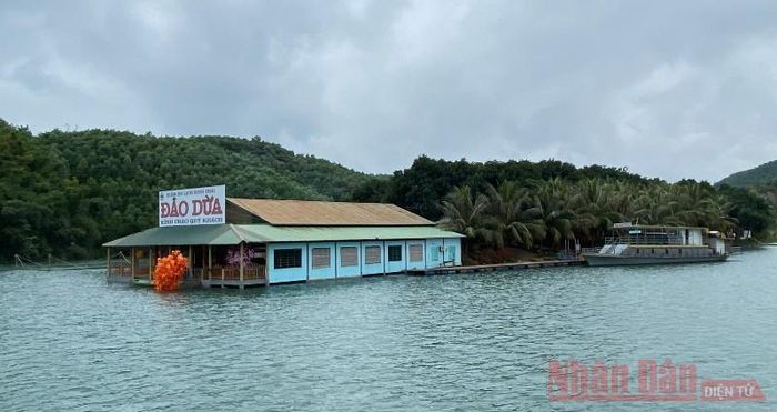 Đảo Dừa - đảo du lịch xanh tựa lưng vào mênh mông “rừng ông Tuy”.