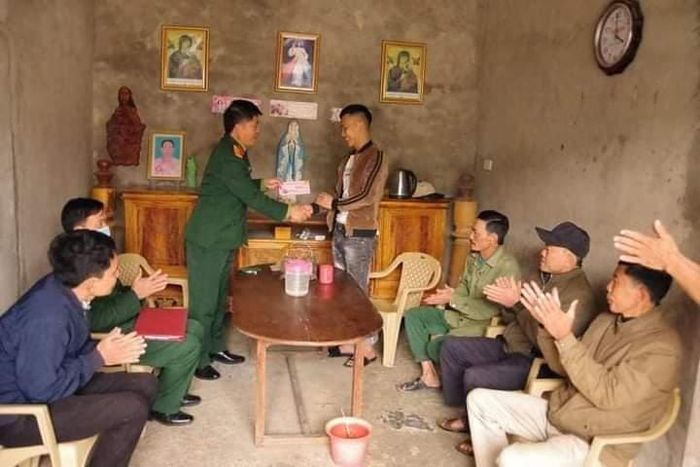 Lãnh đạo Ban CHQS huyện Hưng Nguyên tặng quà, động viên thanh niên đồng bào có đạo lên đường nhập ngũ. 