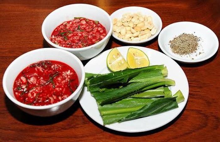 Tiết bò tươi: Tại Kenya, chuyện uống một chén tiết bò tươi từ con vật mới được giết mổ không phải là chuyện diễn ra thường xuyên đối với người Maasai mà chỉ dành cho những dịp đặc biệt như đám cưới vì người Maasai ít giết động vật. Khi cần lấy tiết, giống như vắt sữa, họ chỉ cắt động mạch của bò để lấy tiết nhưng không làm chết nó.