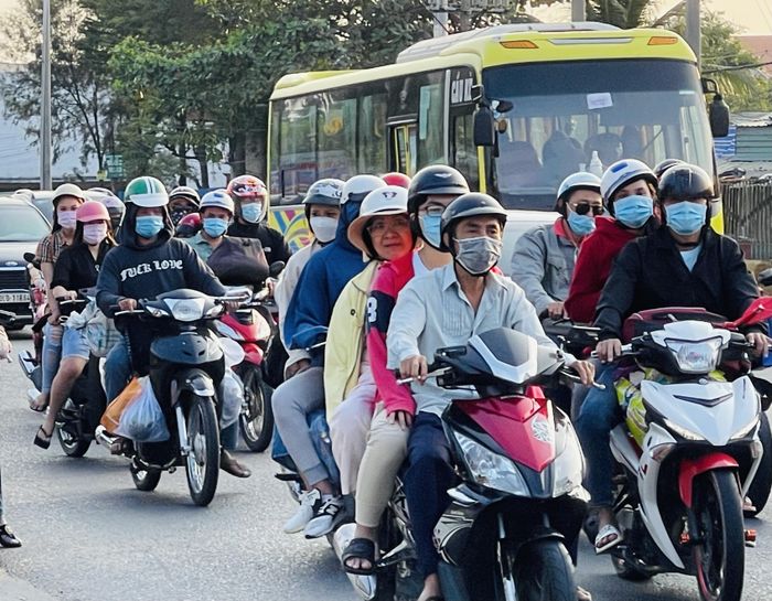Trên tuyến Quốc lộ 1A đoạn qua huyện Bình Chánh (TPHCM) dày đặc các phương tiện giao thông 