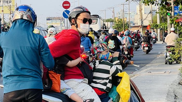Cả gia đình di chuyển lên TPHCM bằng xe máy.