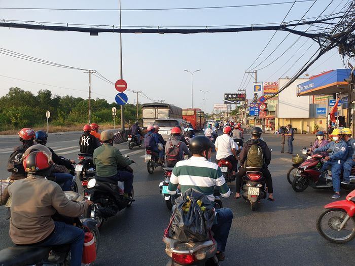 Các phương tiện cũng di chuyển khá chậm.