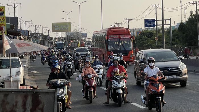 Các cửa ngõ ở TPHCM, đặc biệt là ở phía Tây Nam dày đặc các phương tiện 2 bánh trên tuyến Quốc lộ 1A nối đuôi nhau trở lại thành phố.