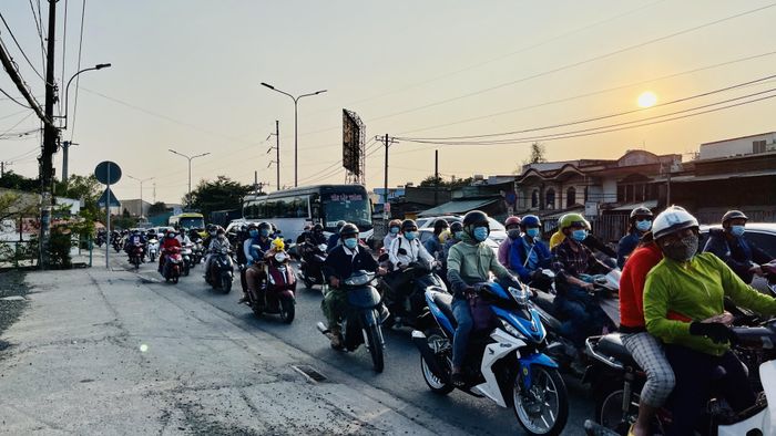 Xe cộ kẹt cứng dưới chân cầu Bình Điền (huyện Bình Chánh) vào chiều 16/2.