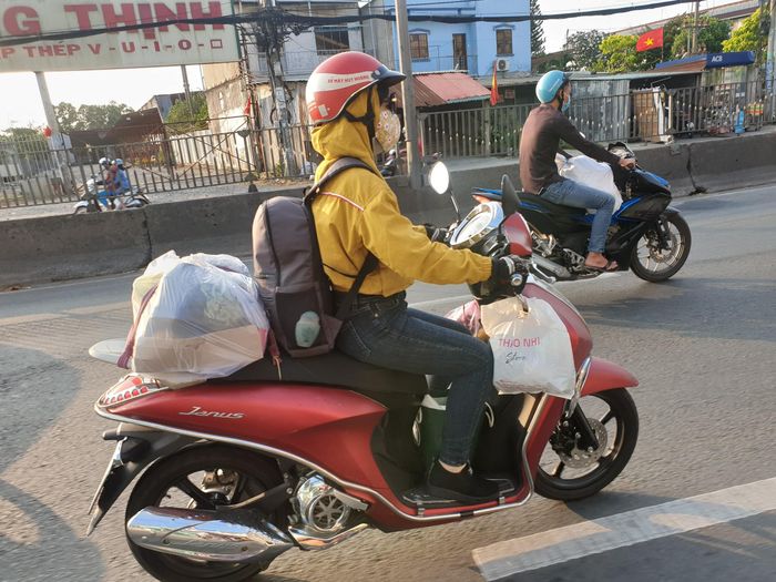 Đồ đạc chất đầy trên xe.