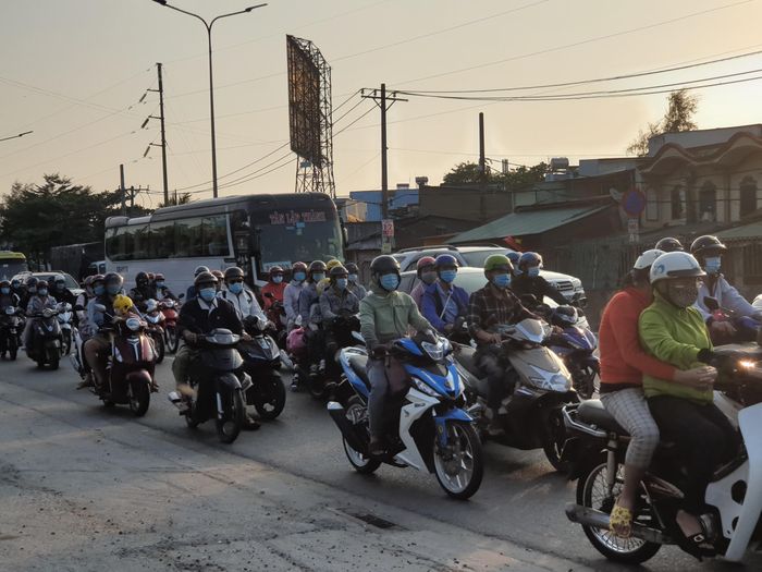 Càng về gần TPHCM, dòng xe nối đuôi di chuyển khá chậm vào chiều 16/2. 