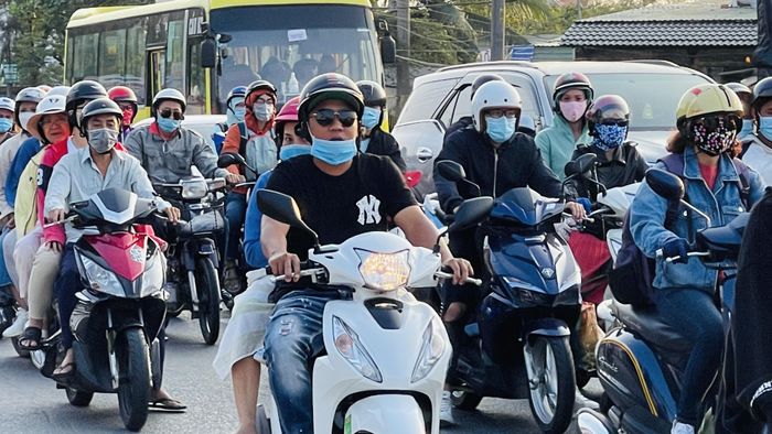 Hàng nghìn phương tiện xe 2 bánh nối đuôi nhau ở cửa ngõ phía Tây Nam.