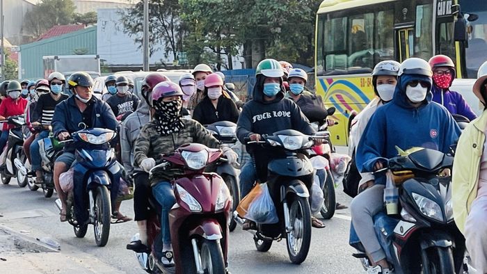 Đây là phương tiện giao thông từ các tỉnh miền Tây đổ lên thành phố.