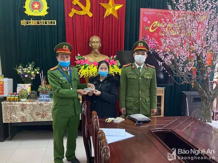 Tổ công tác trao trả lại tài sản bị đánh rơi cho chị Nguyễn Thị Ngà. Ảnh: CATP Vinh