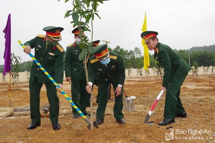 Đại tá Nguyễn Ngọc Hà cùng các đồng chí trong Thường vụ Đảng ủy, thủ trưởng Bộ CHQS tỉnh tham gia Tết trồng cây đời đời nhớ ơn Bác Hồ.