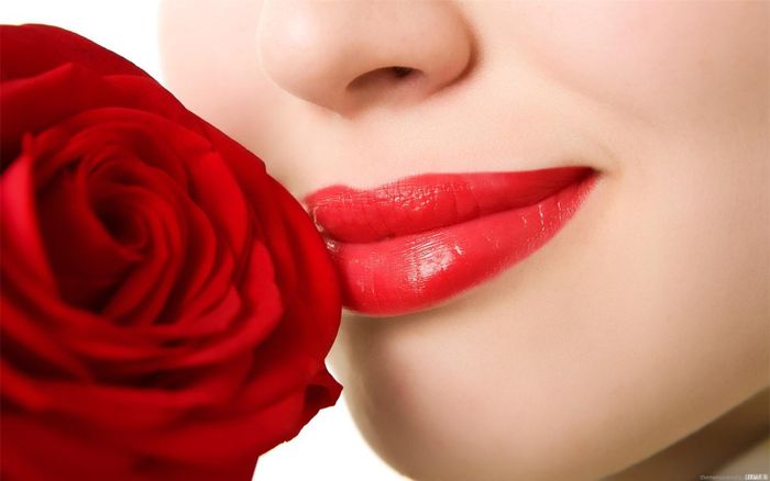 Cấp nước cho cơ thể là cách dưỡng ẩm cho môi.