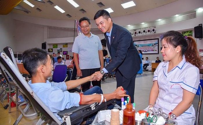 Anh Lê Viết Hiếu tại chương trình hiến máu nhân đạo “Giọt hồng yêu thương" do Tập đoàn Hòa Bình tổ chức tại TP.HCM
