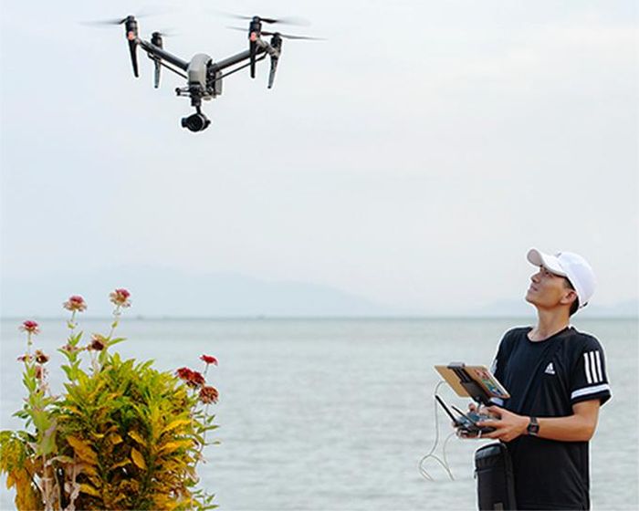 Anh Vương Mạnh Cường điều khiển flycam quay phim.