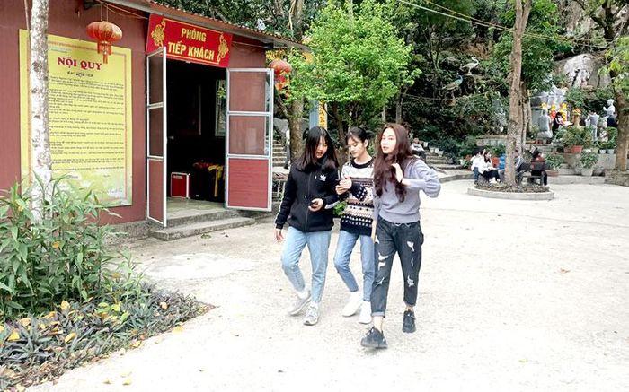 Nhiều thanh niên đến chùa Hang không thực hiện nghiêm biện pháp phòng, chống dịch Covid-19.