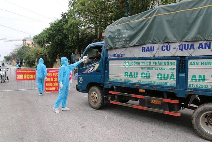 Xe tải chở thực phẩm thiết yếu đi qua chốt kiểm soát dịch trên địa bàn huyện Cẩm Giàng