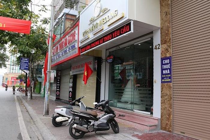 Trong sáng 16/2/2021, phóng viên ghi nhận một cửa hàng áo cưới vẫn mở cửa tại TP Hải Dương