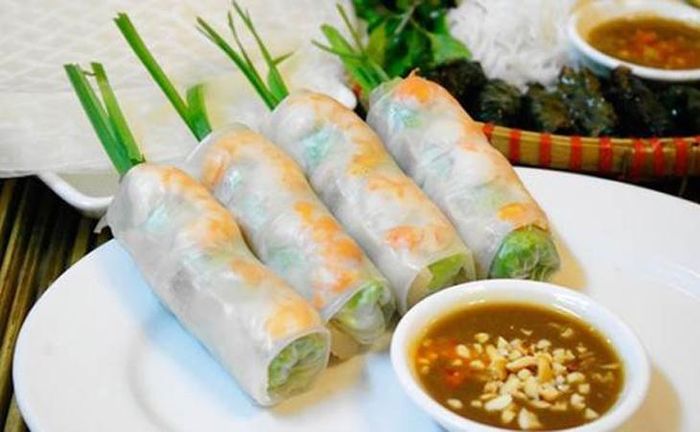 Gỏi cuốn món ăn hấp dẫn được nhiều bà nội chợ lựa chọn.