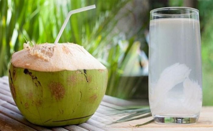 Nước dừa chống mất nước và thanh lọc cho cơ thể.