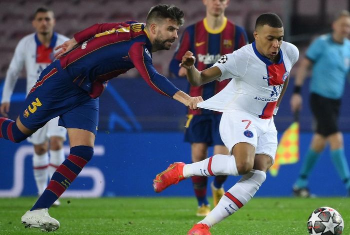Mbappe đã hủy diệt hàng thủ Barca. Ảnh: Getty.