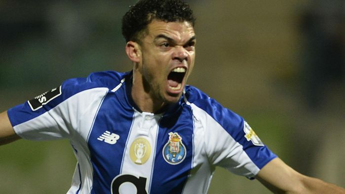 Kinh nghiệm là điểm tựa của Pepe trong ngày đại chiến Ronaldo. Ảnh: Getty.