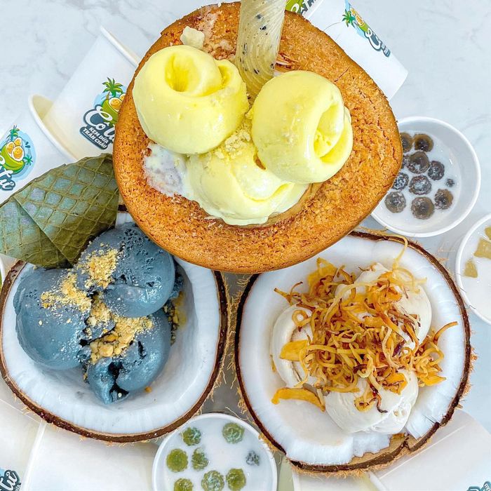  Trên trang cá nhân, tài khoản Canquetsaigon chia sẻ: "Bạn còn có cơ hội chọn các loại trân châu đường đen, lá dứa, matcha... ăn cùng kem dừa để tăng độ ngon". Thanh Tùng nhận xét: "Kem mịn, béo thơm. Không gian quán sạch sẽ, nhân viên nhiệt tình". Ảnh: Kemduatranchau.