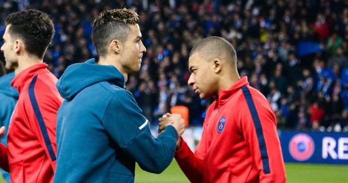  Trái ngược với Messi, Cristiano Ronaldo chưa bao giờ phải ôm hận khi đối đầu Mbappe ở cấp độ CLB lẫn ĐTQG. Tính trong các giải đấu chính thức, Mbappe đã 3 lần đối đầu Ronaldo. Ảnh: Getty. 