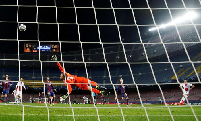  Mbappe lập cú hat-trick trong chiến thắng 4-1 của PSG trước Barca ngay tại Camp Nou ở lượt đi vòng 16 đội Champions League. Mbappe trở thành cầu thủ đầu tiên lập hat-trick tại Camp Nou sau 16 năm, kể từ Diego Forlan vào năm 2005. Ảnh: Getty. 