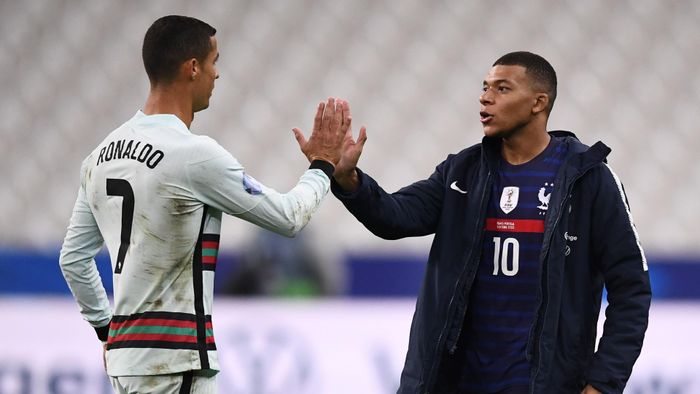  Vào tháng 10/2020, Mbappe có lần thứ ba đối đầu Ronaldo trong khuôn khổ giải đấu chính thức. Chân sút người Pháp vẫn không thể ghi bàn vào lưới đội bóng của Ronaldo. Pháp hòa Bồ Đào Nha 0-0 ở Nations League. Ảnh: Getty. 