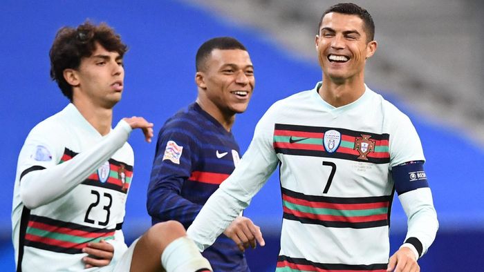  Sau khi trận đấu kết thúc, Mbappe đăng ảnh mình chụp cùng Ronaldo trên trang cá nhân và không ngần ngại gọi siêu sao người Bồ Đào Nha chính là thần tượng của mình. Ảnh: Getty. 