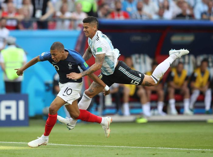  Trước đó, ở World Cup 2018, Mbappe cũng lập cú đúp vào lưới Argentina ở vòng 16 đội. Tốc độ của Mbappe trở thành nỗi ám ảnh của hàng thủ tuyển Argentina ở trận đấu đó. Không chỉ ghi bàn, Mbappe còn mang về quả phạt đền giúp Pháp mở tỷ số. Ảnh: Getty. 