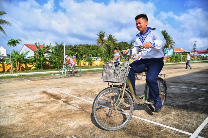 Chiến sĩ trẻ khéo léo điều khiển xe đạp thi đi xe đạp chậm.