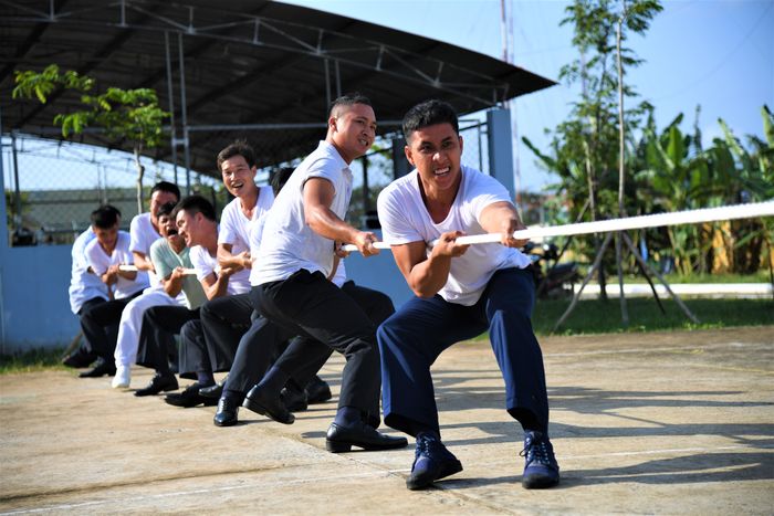 Cán bộ, chiến sĩ khối cơ quan Vùng 5 thi đấu kéo co.