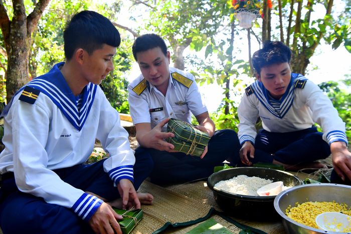 Trung úy Vũ Văn Tiến, Chính trị viên Trạm Ra đa 600 hướng dẫn chiến sĩ cách gói buộc cặp bánh sao cho vuông, đẹp.