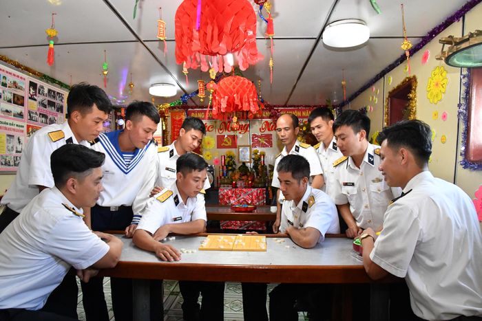 Thi đấu cờ tướng trong những giờ nghỉ trên Tàu 632, Lữ đoàn 127.