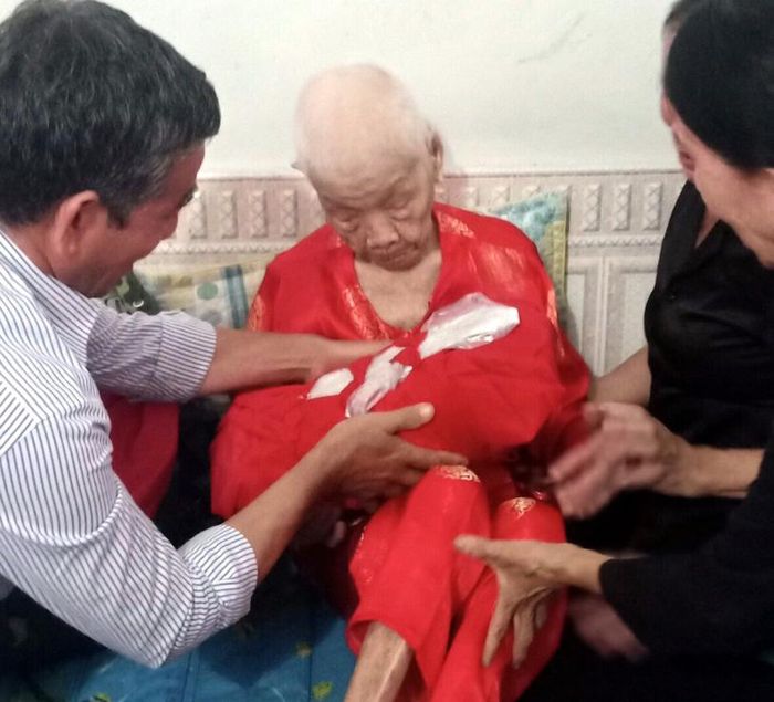 Hơn nửa thế kỷ chờ đợi, mẹ VNAH Nguyễn Thị Tân đón hài cốt của con trai trở về.