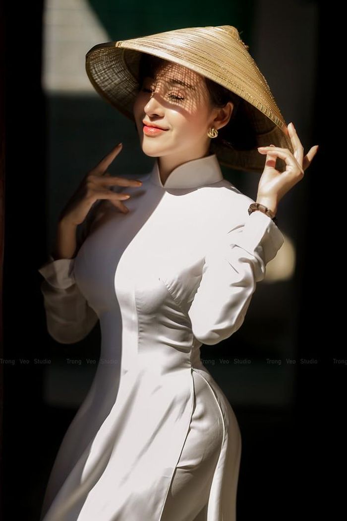 Tà áo dài tôn lên đường cong nuột nà của cô nàng.