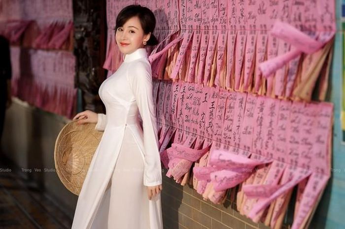 Hot girl sinh năm 1993, mặc áo dài truyền thống, giản dị và xinh đẹp đón xuân.