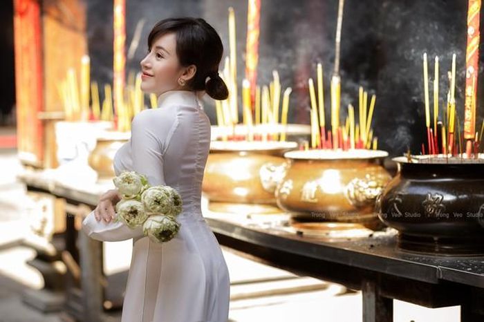 Dù mặc áo dài kín đáo, Huyền Anh vẫn rất gợi cảm.