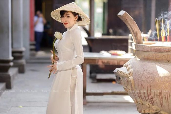 Mặc áo dài, đội nón lá, Huyền Anh toát lên vẻ đẹp chuẩn Á Đông.