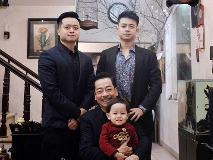 Khi bố qua đời, Hoàng Dương đau xót: "Không được là đồng nghiệp của bố thì bố hãy là khán giả của con nhé. Con hẹn bố ở một nơi khác, con yêu bố. Bố ơi con không biết nói gì ngoài con yêu bố". Ảnh: Gia đình &amp; xã hội