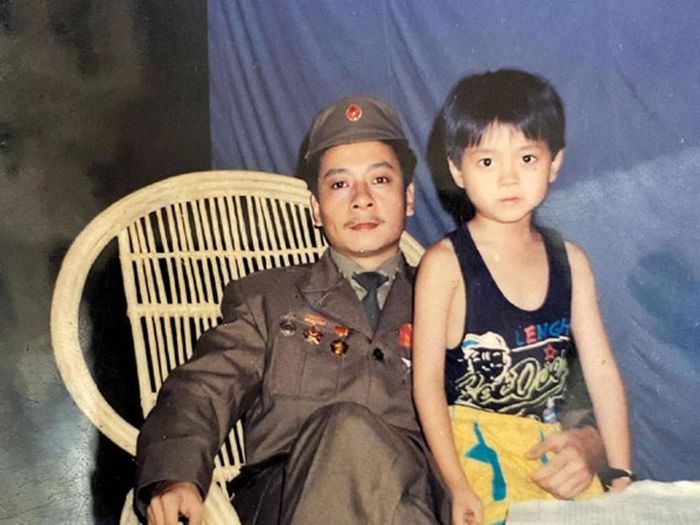 Vợ chồng nghệ sĩ Hoàng Dũng có hai người con trai: Hoàng Duy và Hoàng Dương. Theo Gia đình &amp; xã hội, Hoàng Duy là diễn viên nhí một thời. Anh từng đóng phim "Bà và cháu", "Món quà năm mới", "Vị khách đêm giao thừa", tham gia các tiểu phẩm của "Thư giãn cuối tuần". Tuy nhiên, khi lớn lên, Hoàng Duy không nối nghiệp bố mà chọn công việc kinh doanh. Ảnh: Gia đình &amp; xã hội
