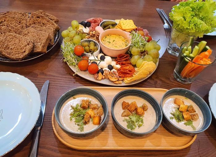  Súp kem nấm ăn với croutons.