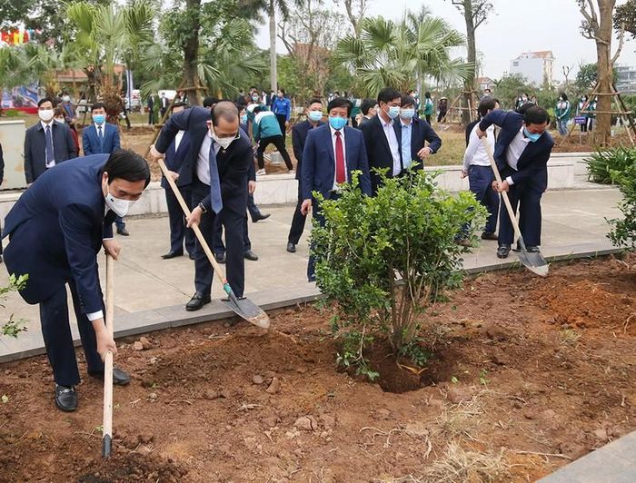  Các lãnh đạo tỉnh tham gia trồng cây tại Lễ phát động. 