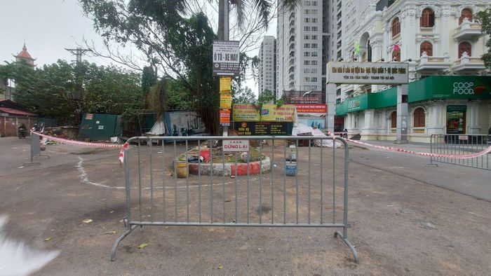 Dãy quán cóc, trà đá bị cơ quan chức năng phong tỏa. Ảnh: Đ.H