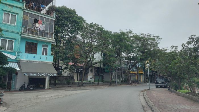 Lực lượng chức năng phong tỏa dãy quán cà phê vỉa hè cạnh hồ Văn Quán, Hà Đông.