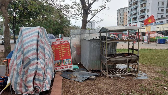 Quán trà đá, nước hoa quả vỉa hè trong tình cảnh "đắp chiếu". Ảnh: Đ.H