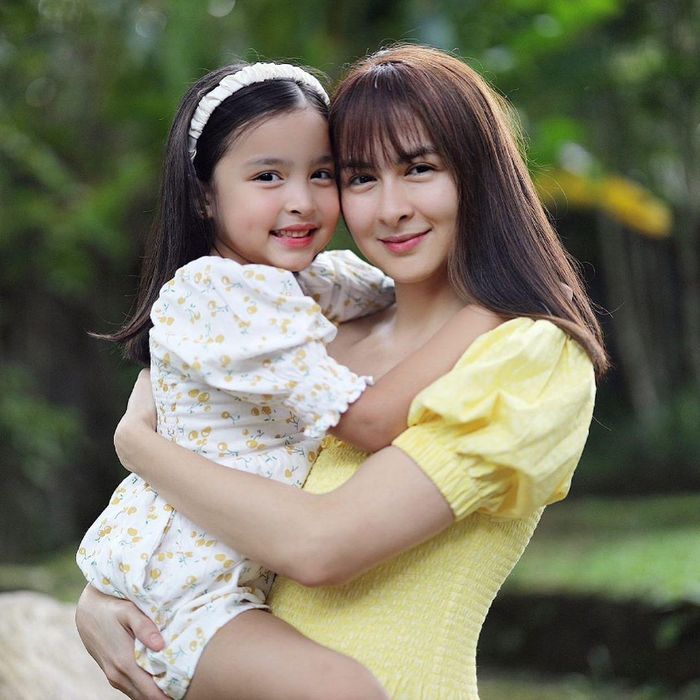 Xinh như búp bê, cô nhóc thậm chí còn đắt sô quảng cáo hơn bà mẹ nổi tiếng.