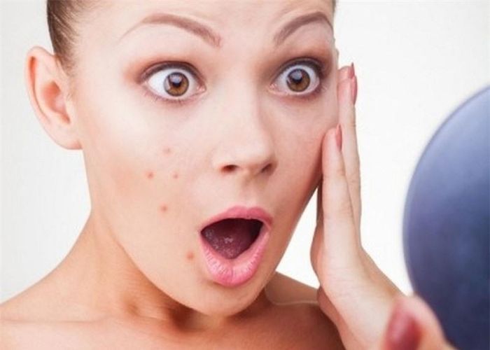 Bạn tuyệt đối không bao giờ được đưa tay lên mặt để tráng bị vi khuẩn xâm nhập.
